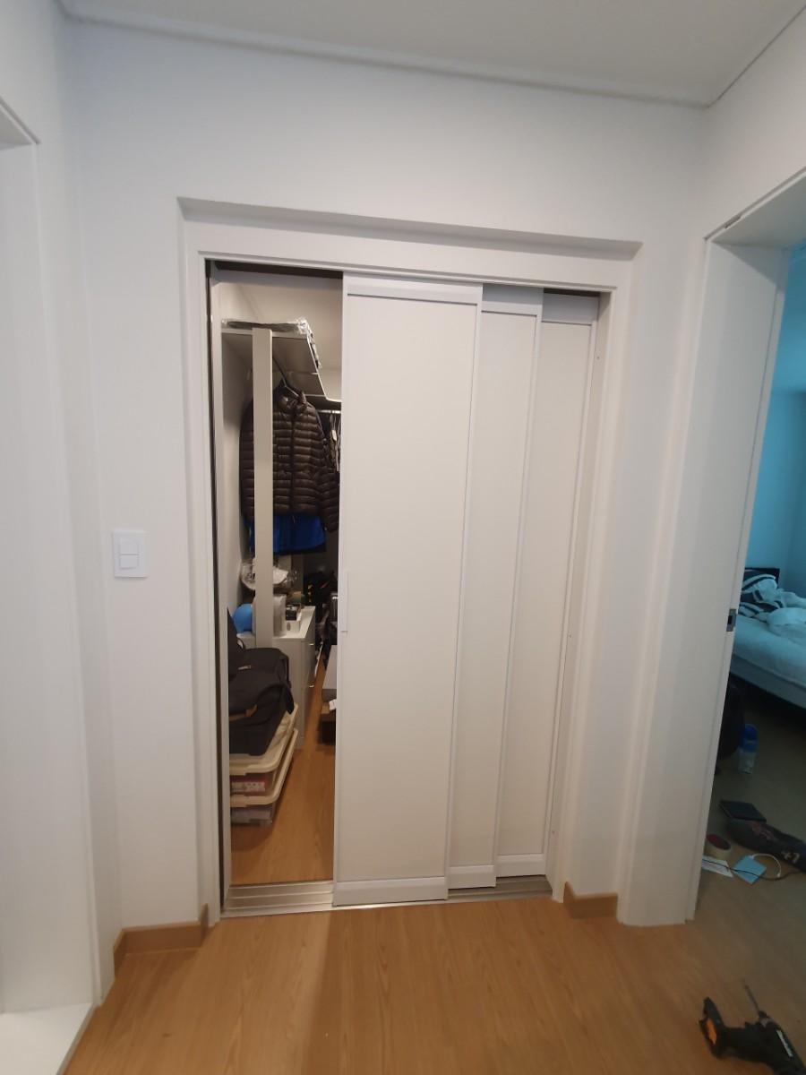 레일과 겹침 구조가 드러나는 슬라이딩 도어의 근접 모습