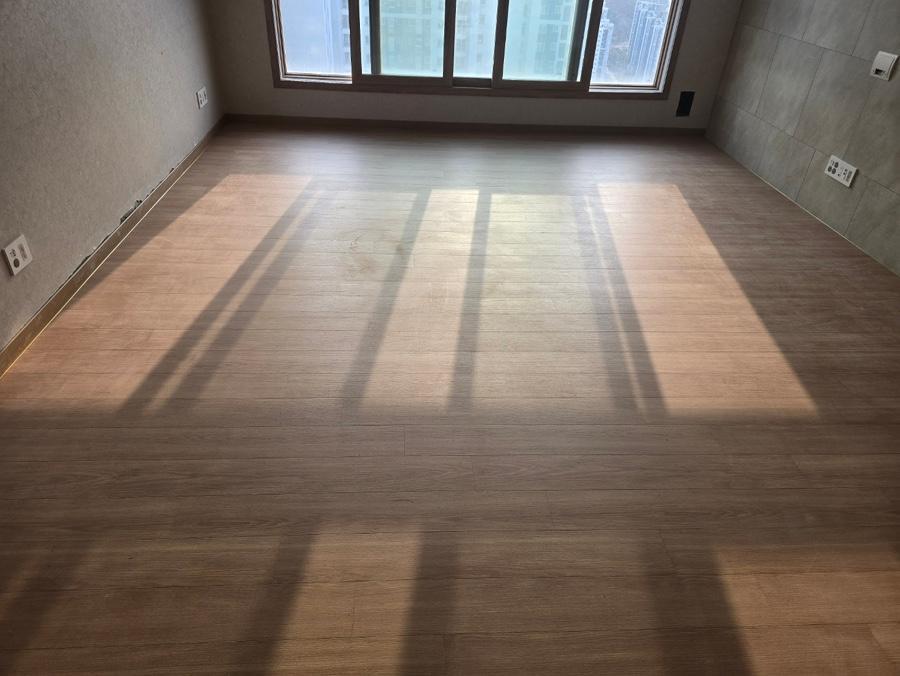 타일 벽면과 목재 마루가 만나는 지점