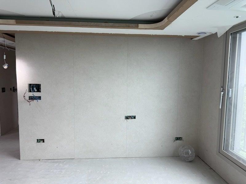 흰 벽면에 전선과 구멍이 보이는 모습