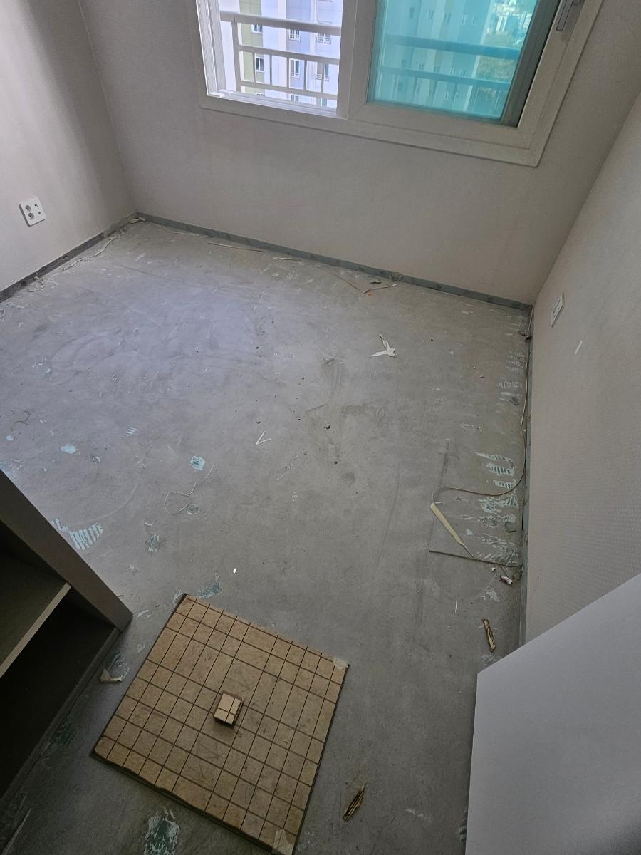 콘크리트 바닥과 시공용 보드가 놓인 방 내부