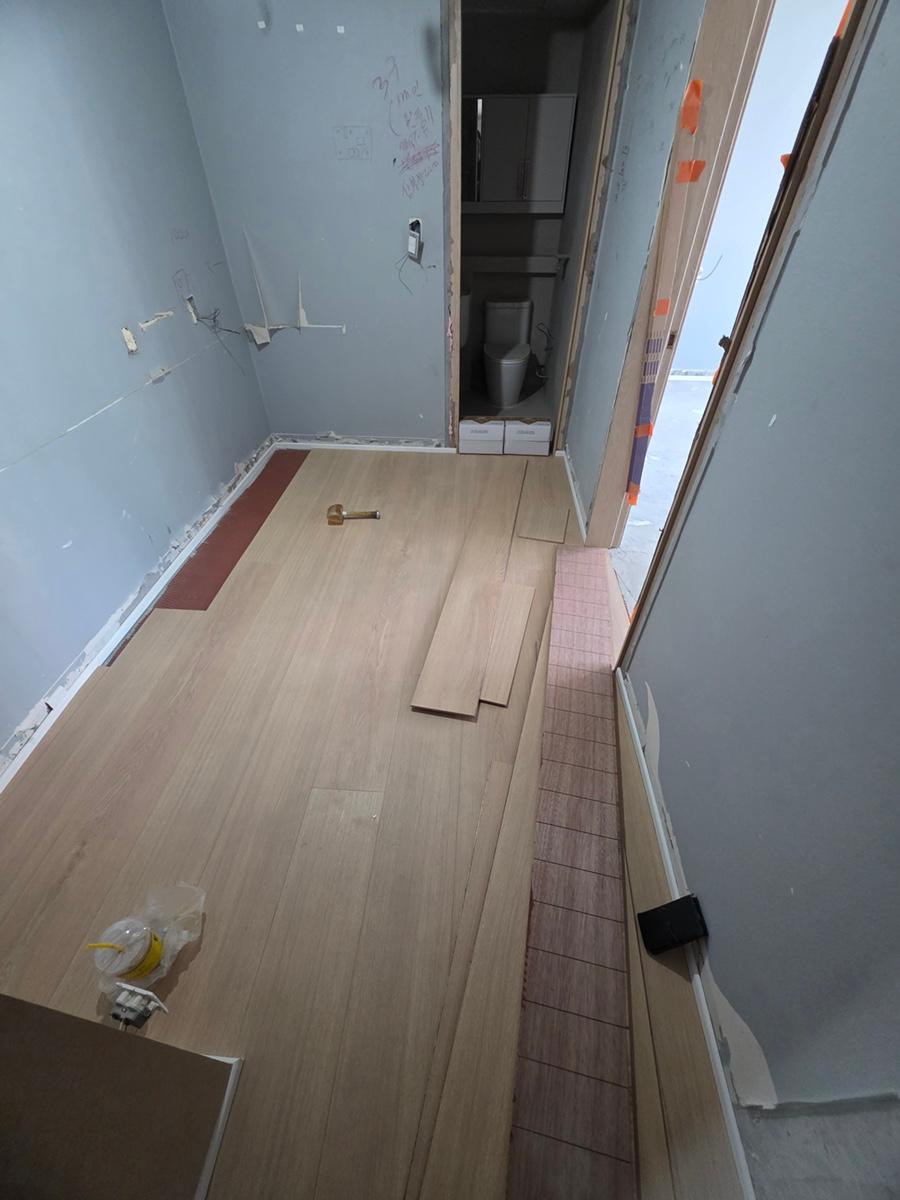 흰색 테이프로 경계선을 표시한 복도 시공 현장