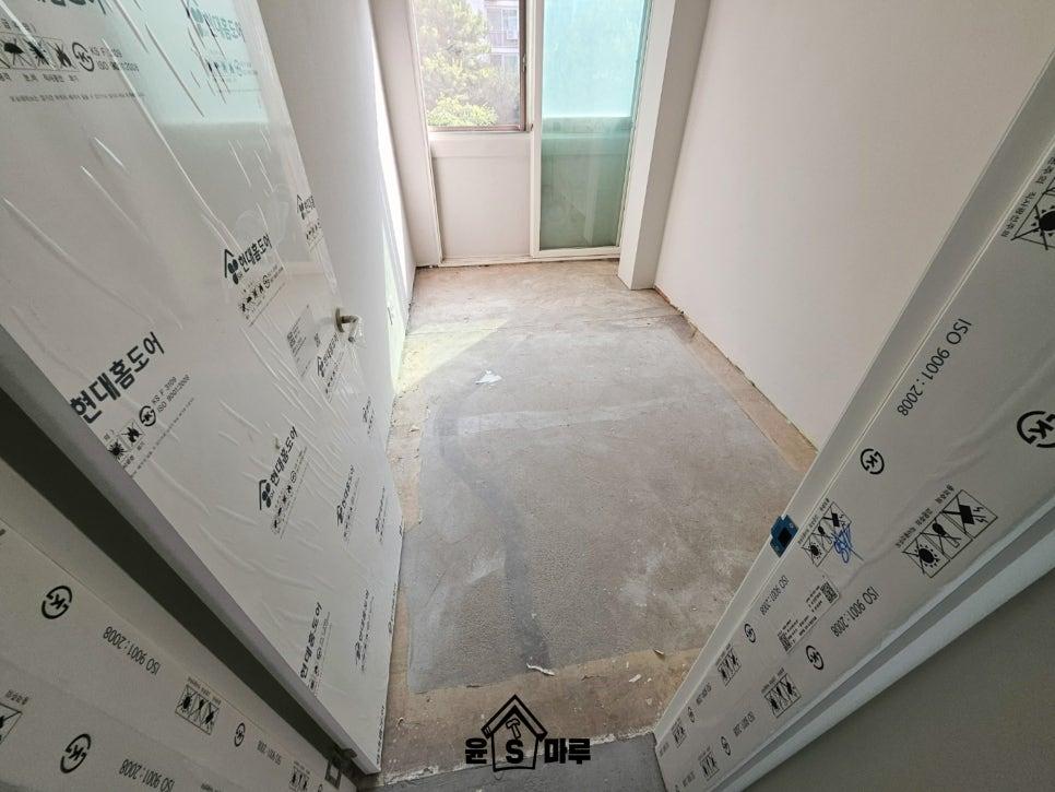 벽면 보호 필름이 부착된 콘크리트 바닥 공간