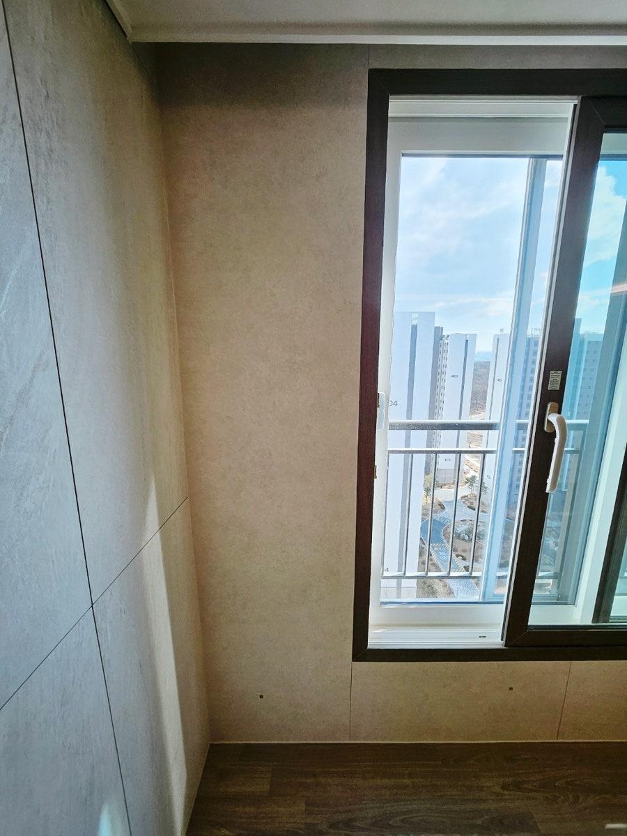 검은색 슬라이딩 창호와 회색 타일 마감