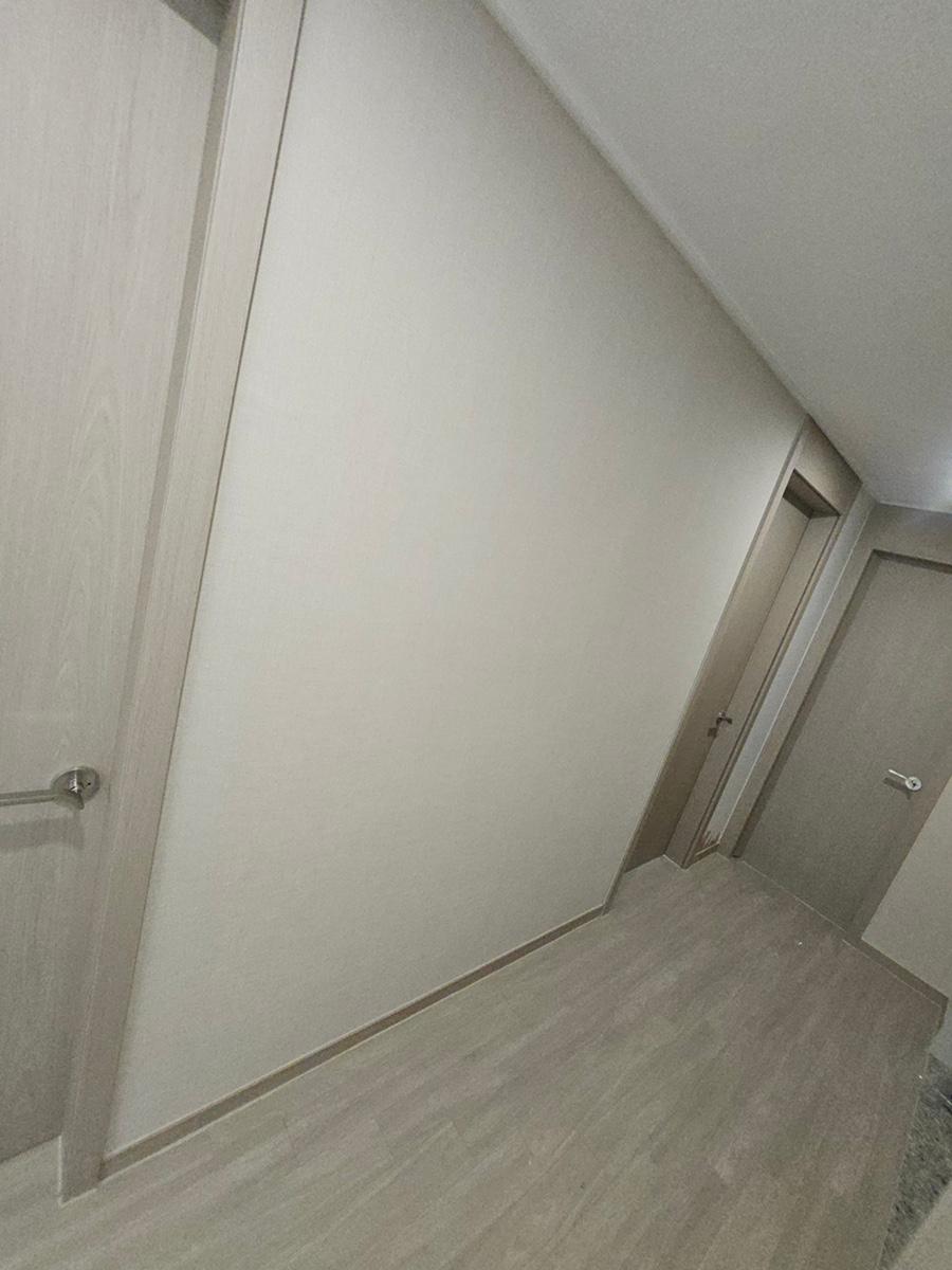 흰 벽과 목재 바닥이 마감된 복도 시공 과정