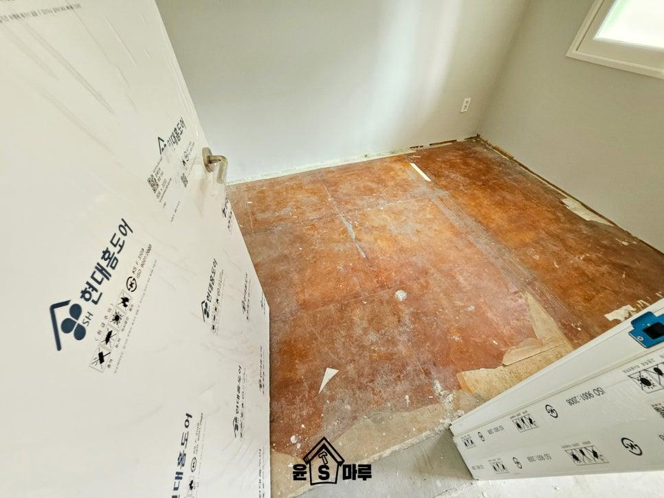 일부 타일이 벗겨진 방 내부 바닥면