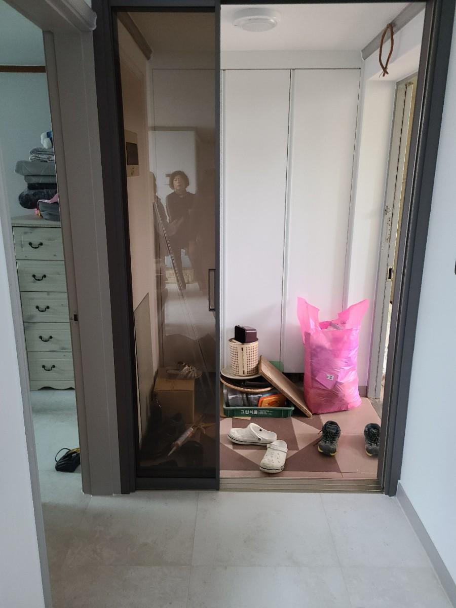 실리콘 마감으로 정돈된 중문과 수납장의 모습