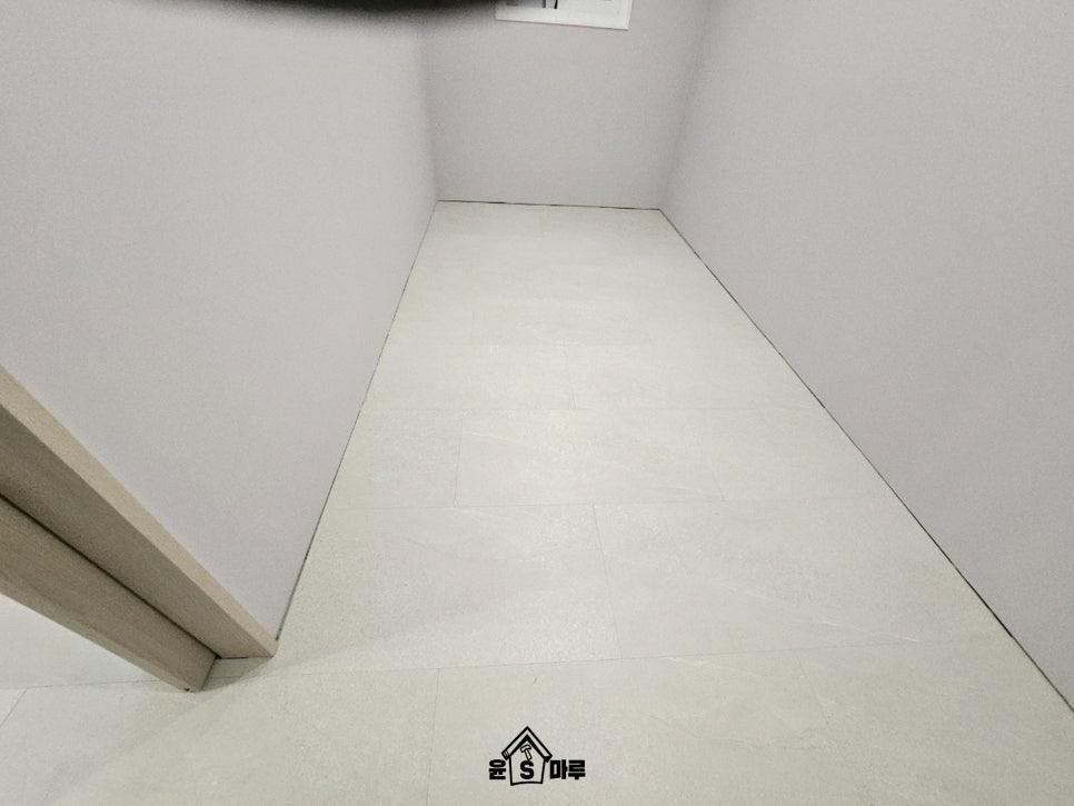 베이지색 도어 프레임이 보이는 흰색 복도
