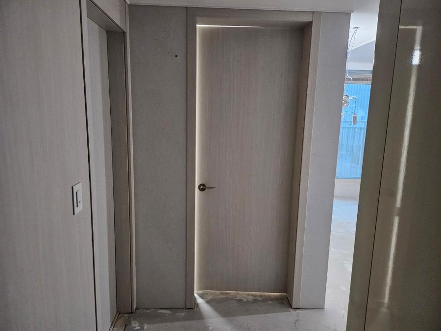 (공사 과정) 새로운 바닥재가 깔리기 시작한 현관 입구
