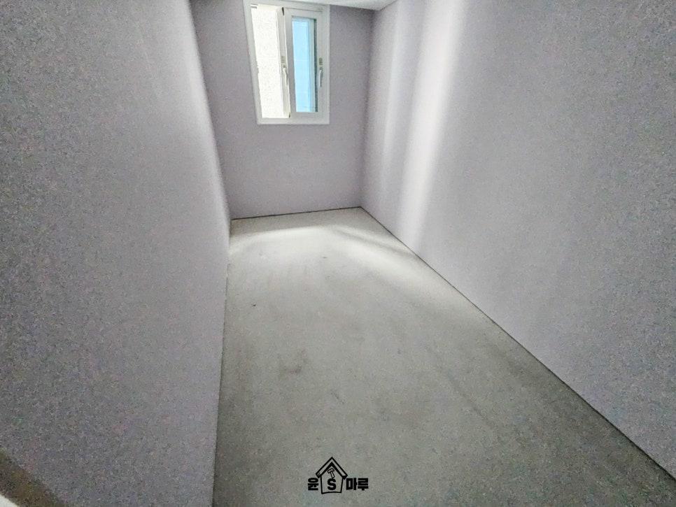 빛이 들어오는 창문이 있는 흰색 벽의 복도