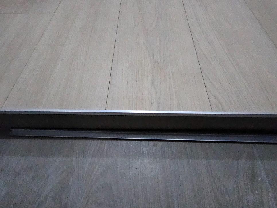 바닥재 접합선과 테두리 클로즈업
