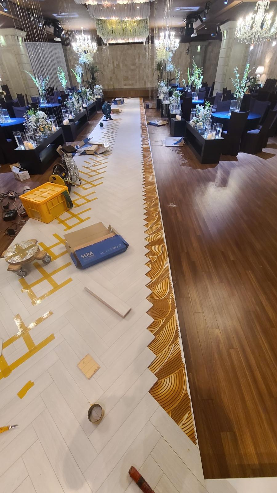마루 끝단을 정리하는 작업 과정