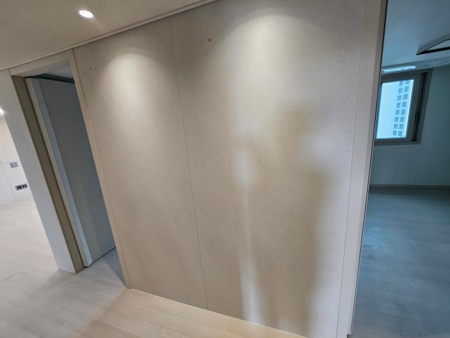 회색 톤의 벽면과 바닥재가 마감된 복도