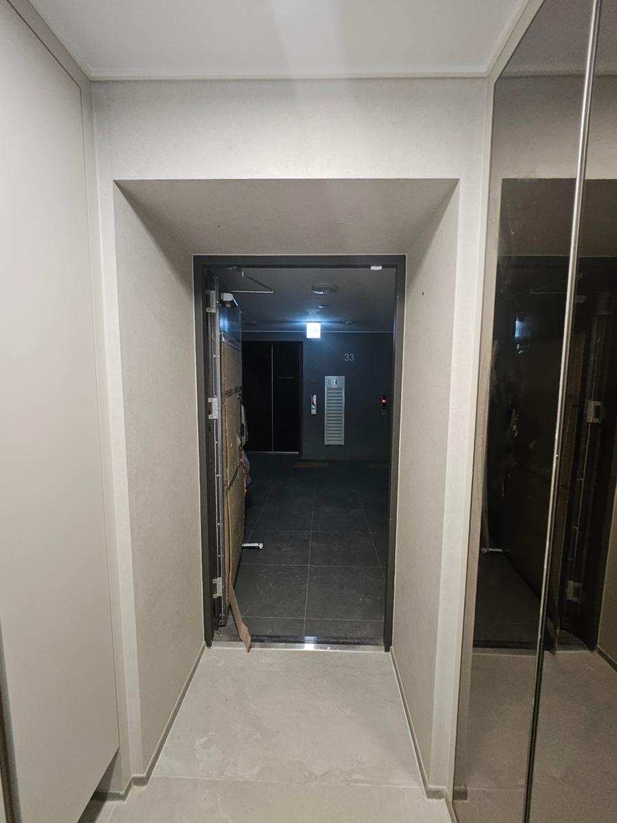 검은색 타일과 문이 연결되는 지점의 작업 모습