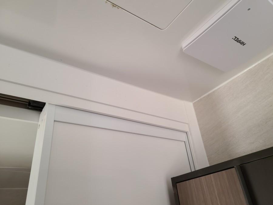 실내 천장과 벽면, 슬라이딩 도어가 연결된 전경