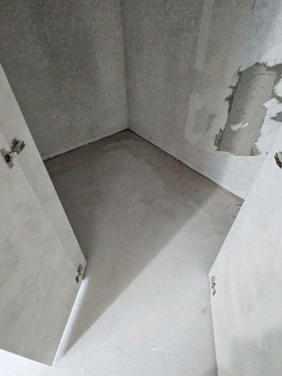 벽면 일부가 벗겨진 텅 빈 실내 공간