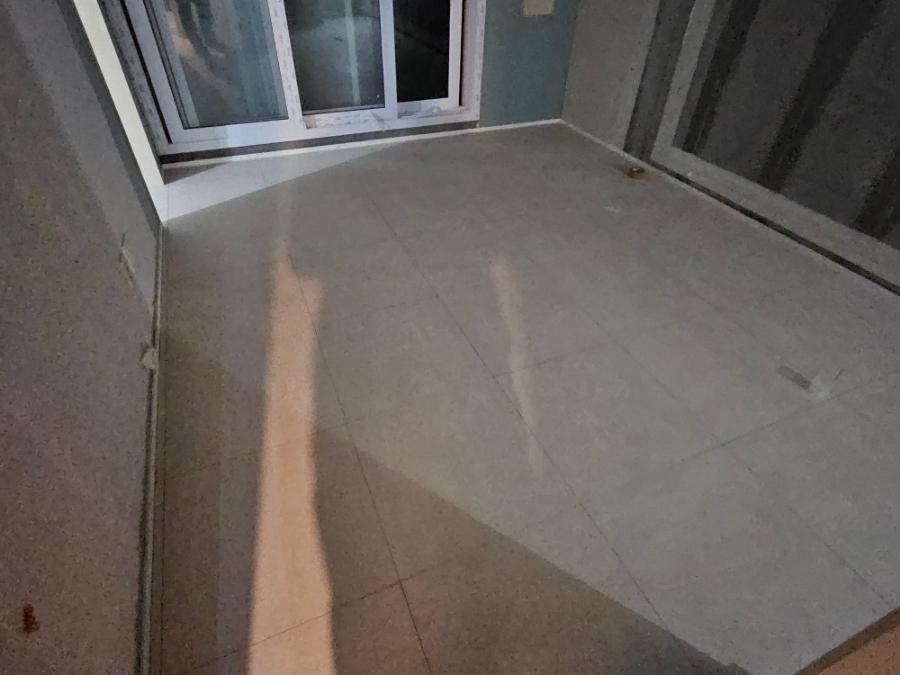 창호와 벽면이 드러난 텅 빈 실내 공간