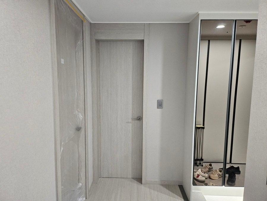 기존의 회색 벽지를 제거하던 현관 공사 과정