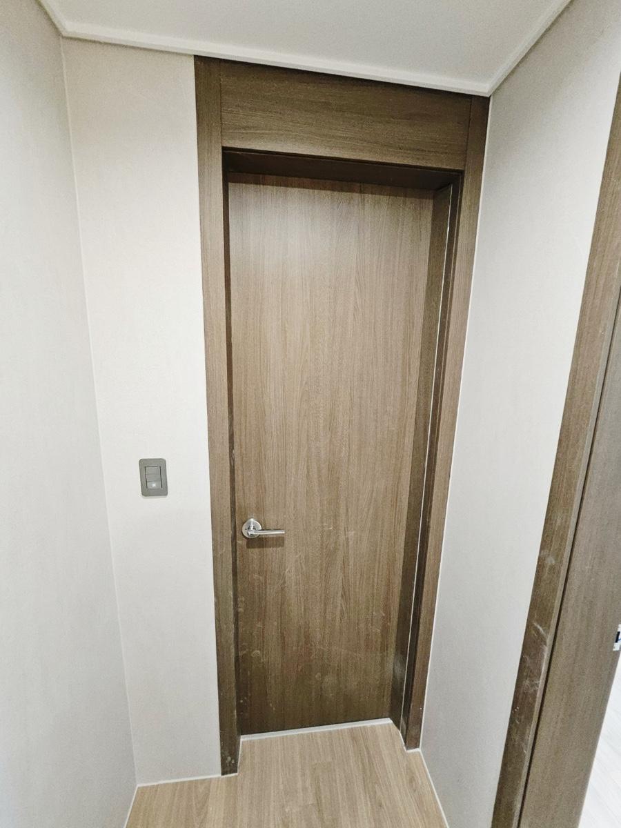 도어 프레임과 문짝 상부의 접합 부분