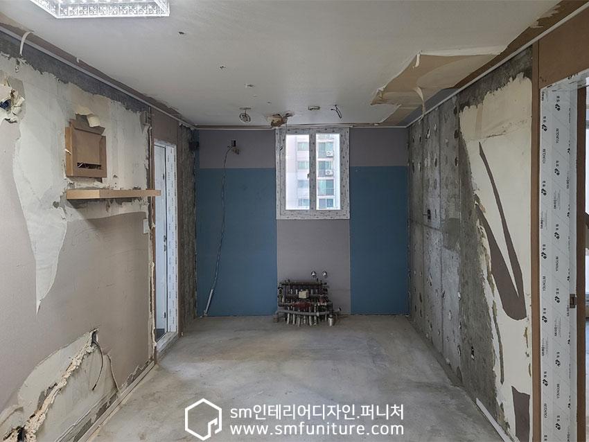 벽면 보강 작업이 진행 중인 복도 구간