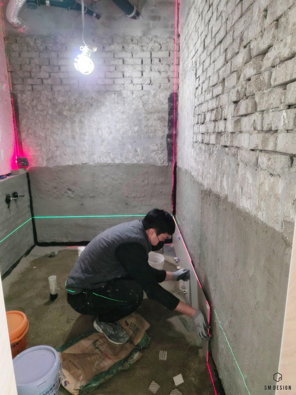 레이저 수평기로 정밀하게 기준선을 잡는 과정