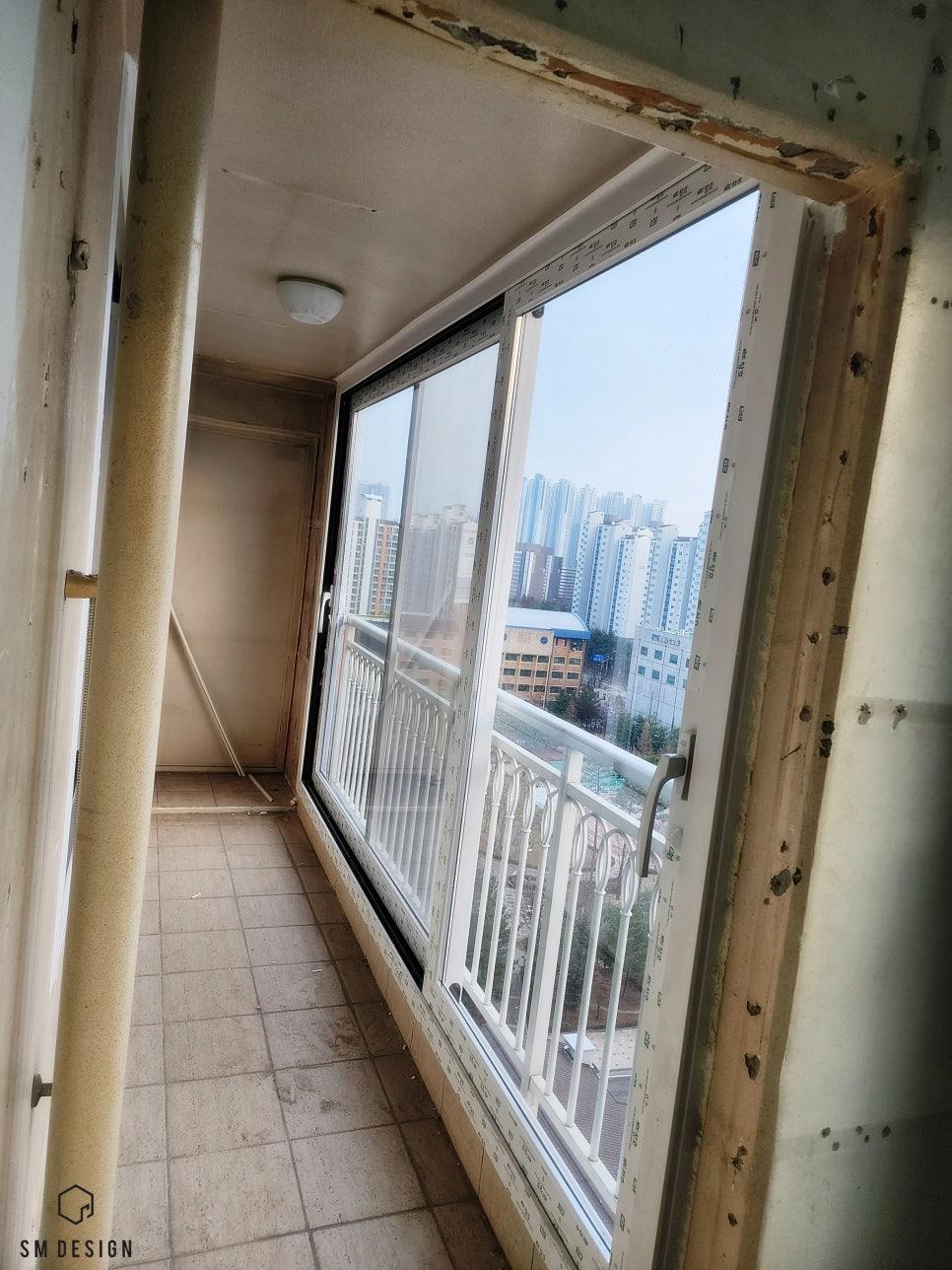 흰색 타일과 난간으로 깔끔해진 발코니 전경