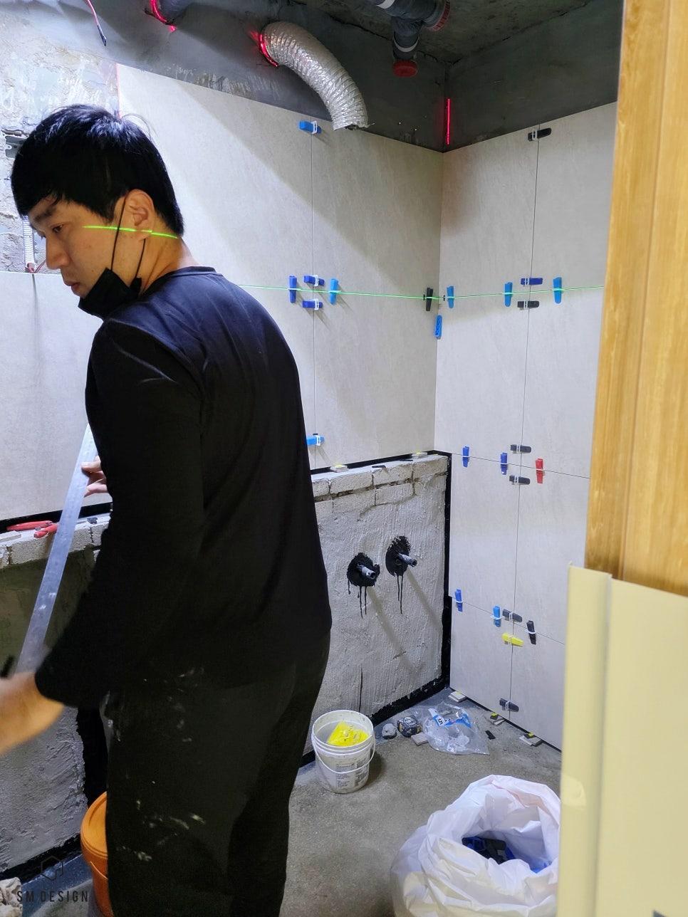 새로운 옷을 입기 전, 배관이 보이는 욕실 내부