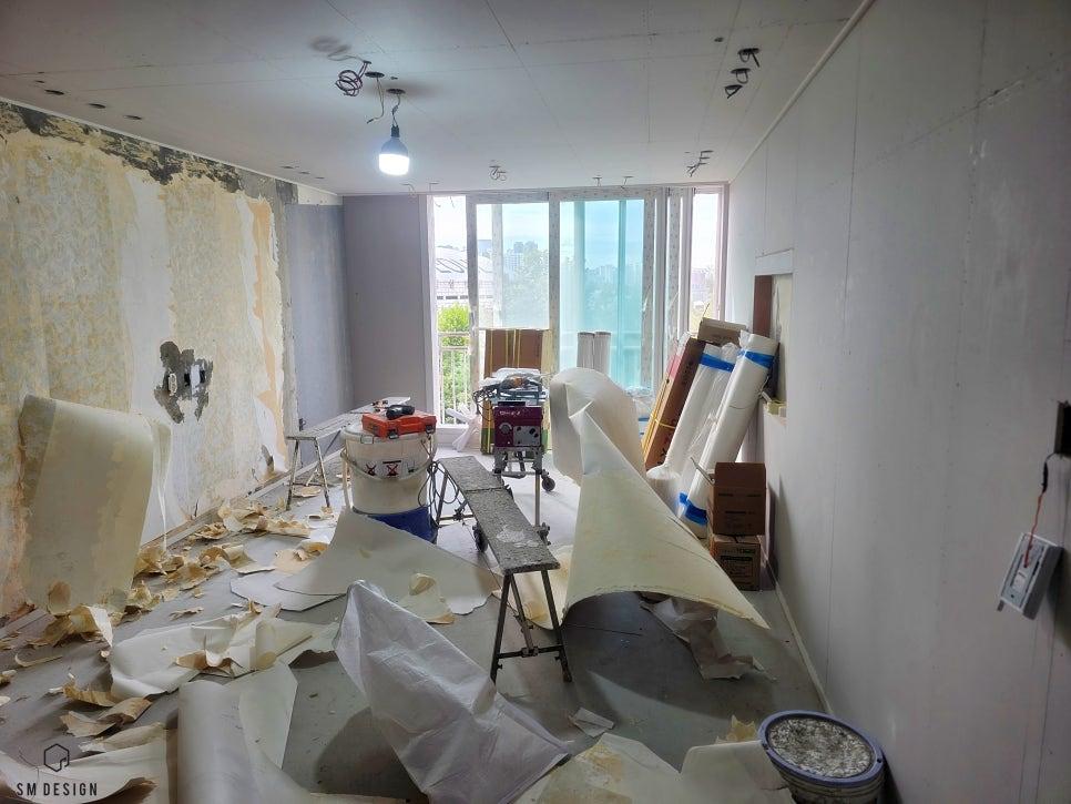 세월의 흔적을 지우기 위해 기존 벽지를 제거하는 과정