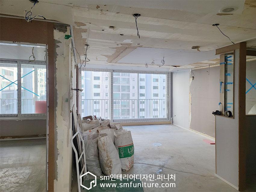 마감 전 상태의 실내 공간과 창가