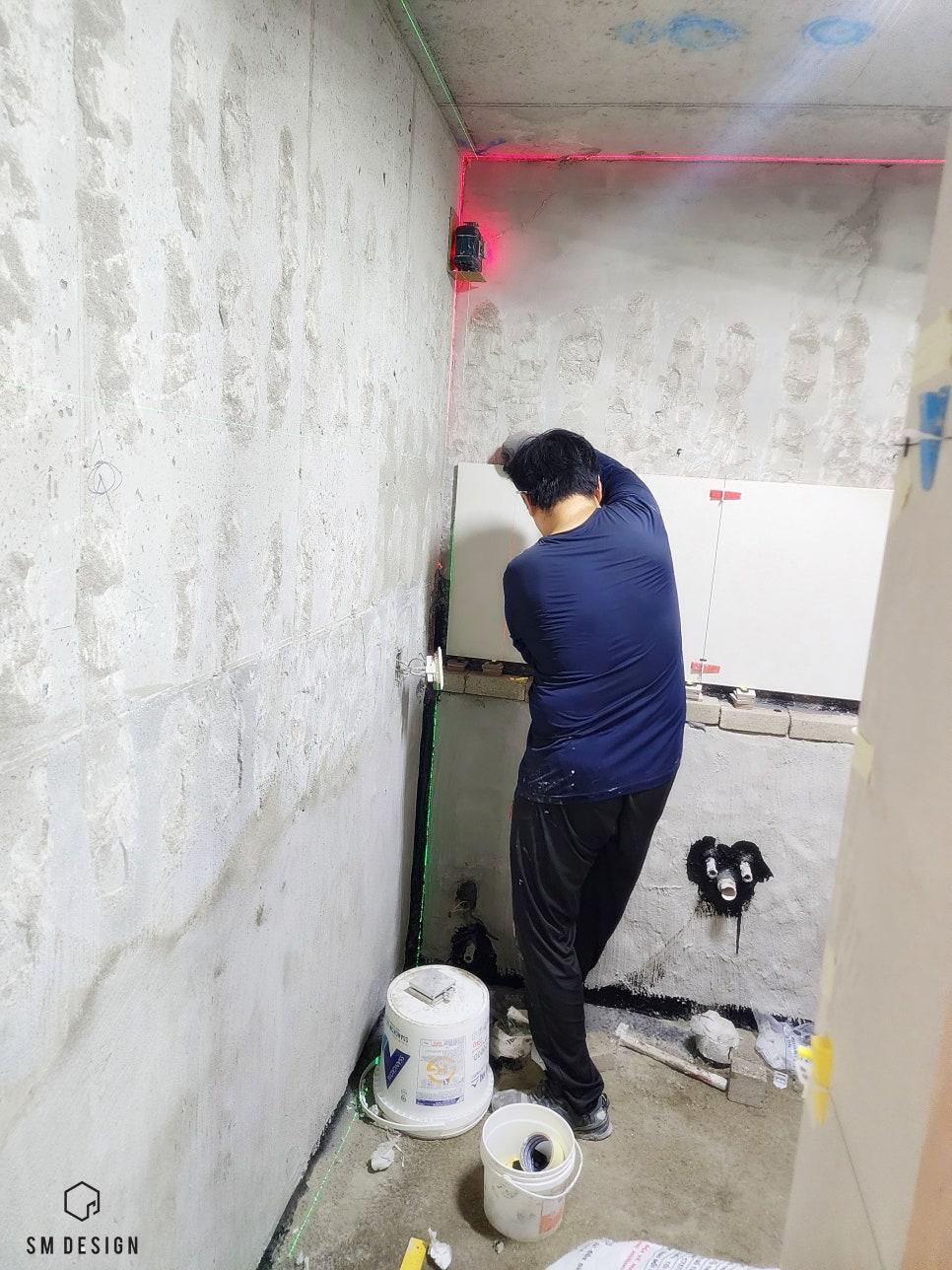 콘크리트 벽과 바닥이 드러난 타일 작업 공간