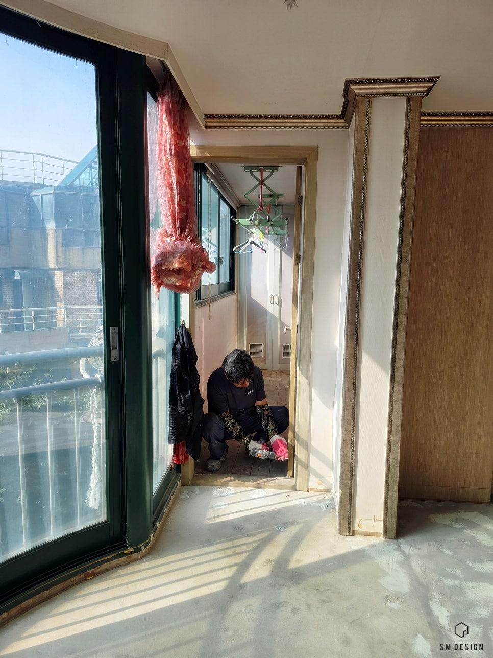 기존의 흔적이 남아있는 현관 공간