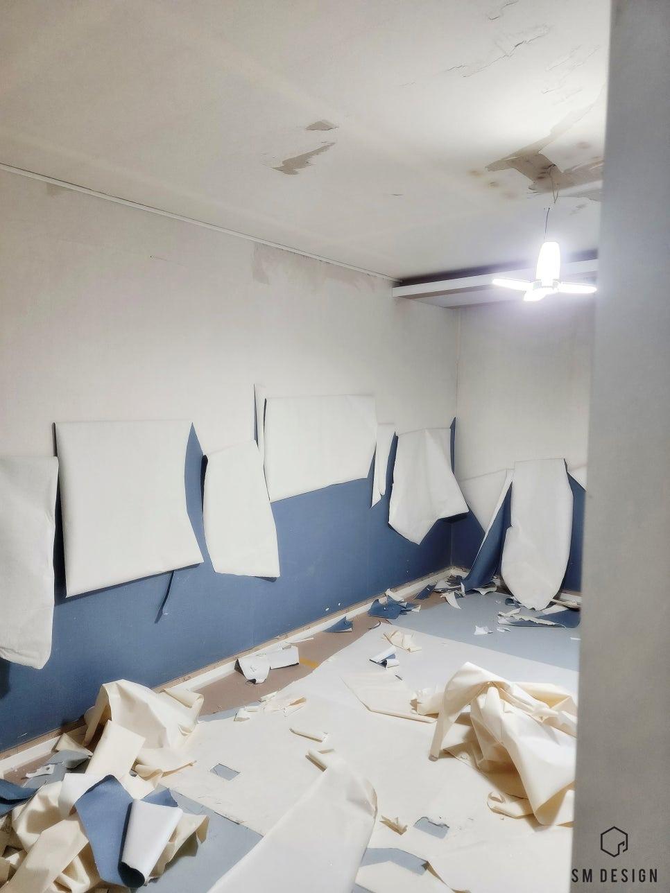 철거 후 잔여물이 남은 시공 전 실내 모습