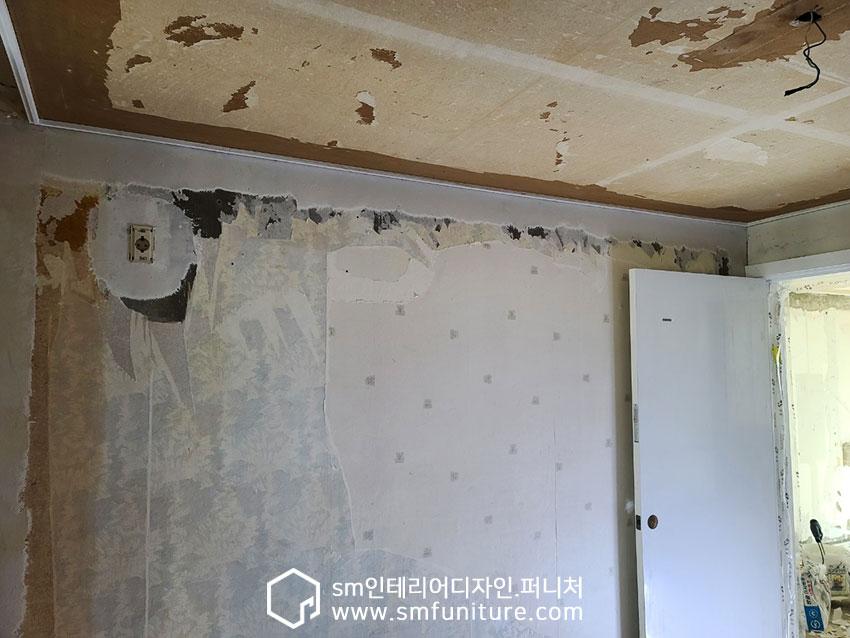 천장과 벽면이 부분 철거된 모습