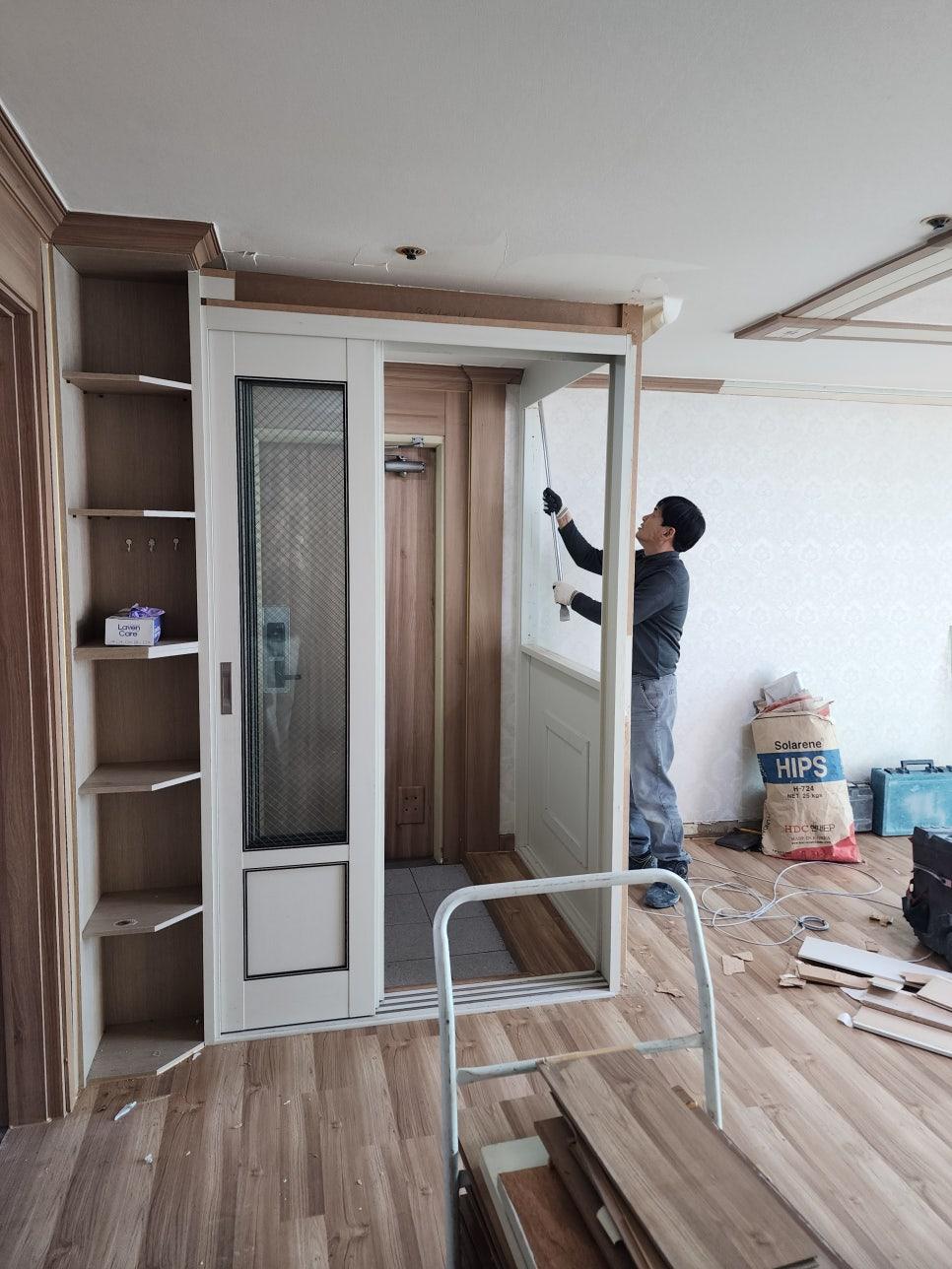 새로운 변화를 준비하던 현관 시공 모습