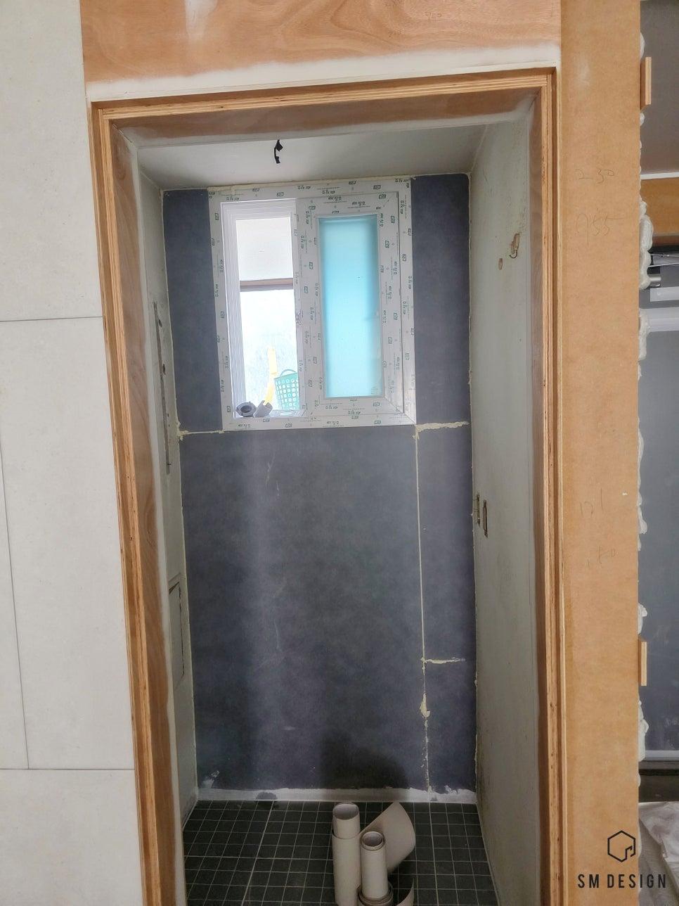 흰색 보드와 검은색 타일, 관이 놓인 현장