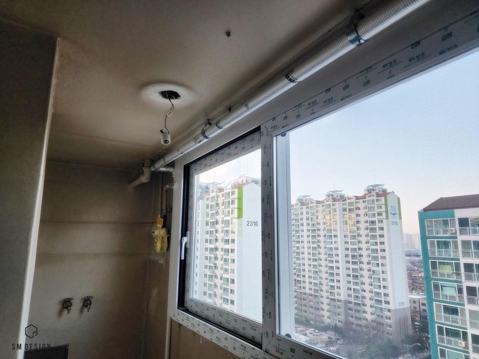 창문 주변의 흰색 보온재와 노출 배관