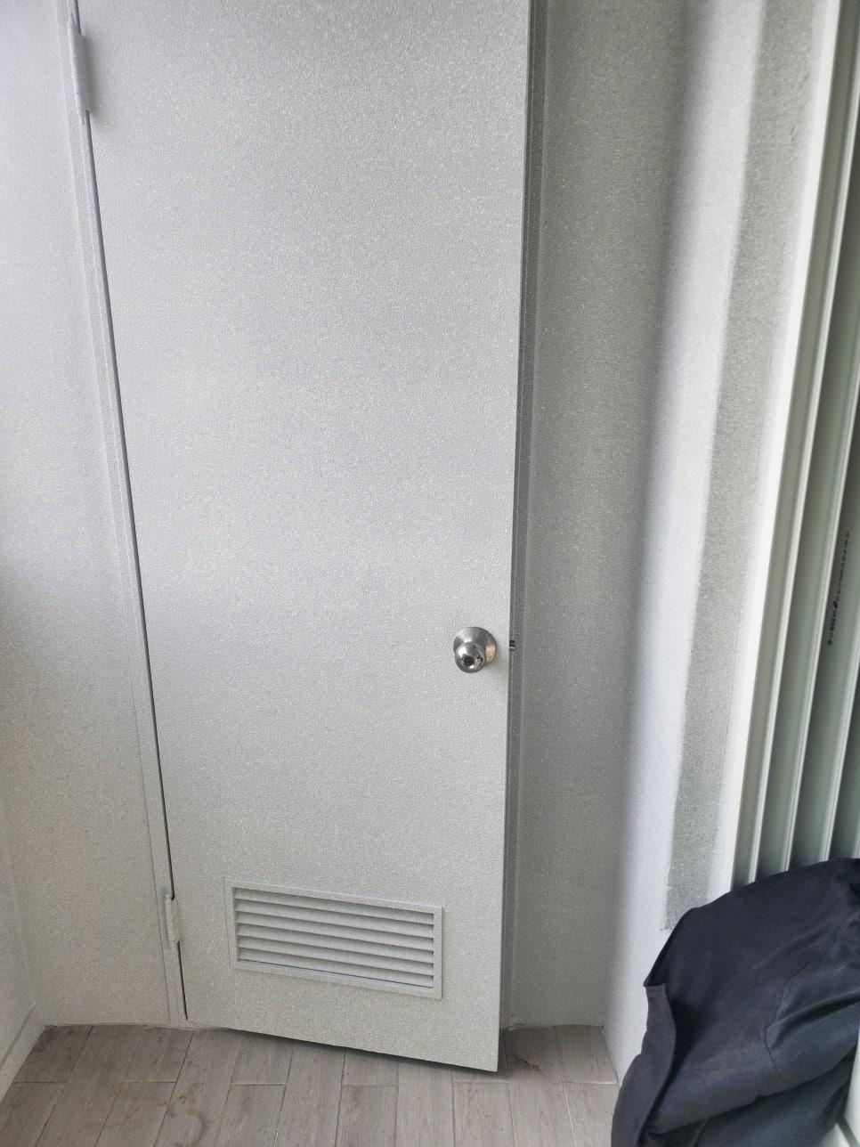 여닫이 도어의 힌지와 프레임 상부 근접 샷