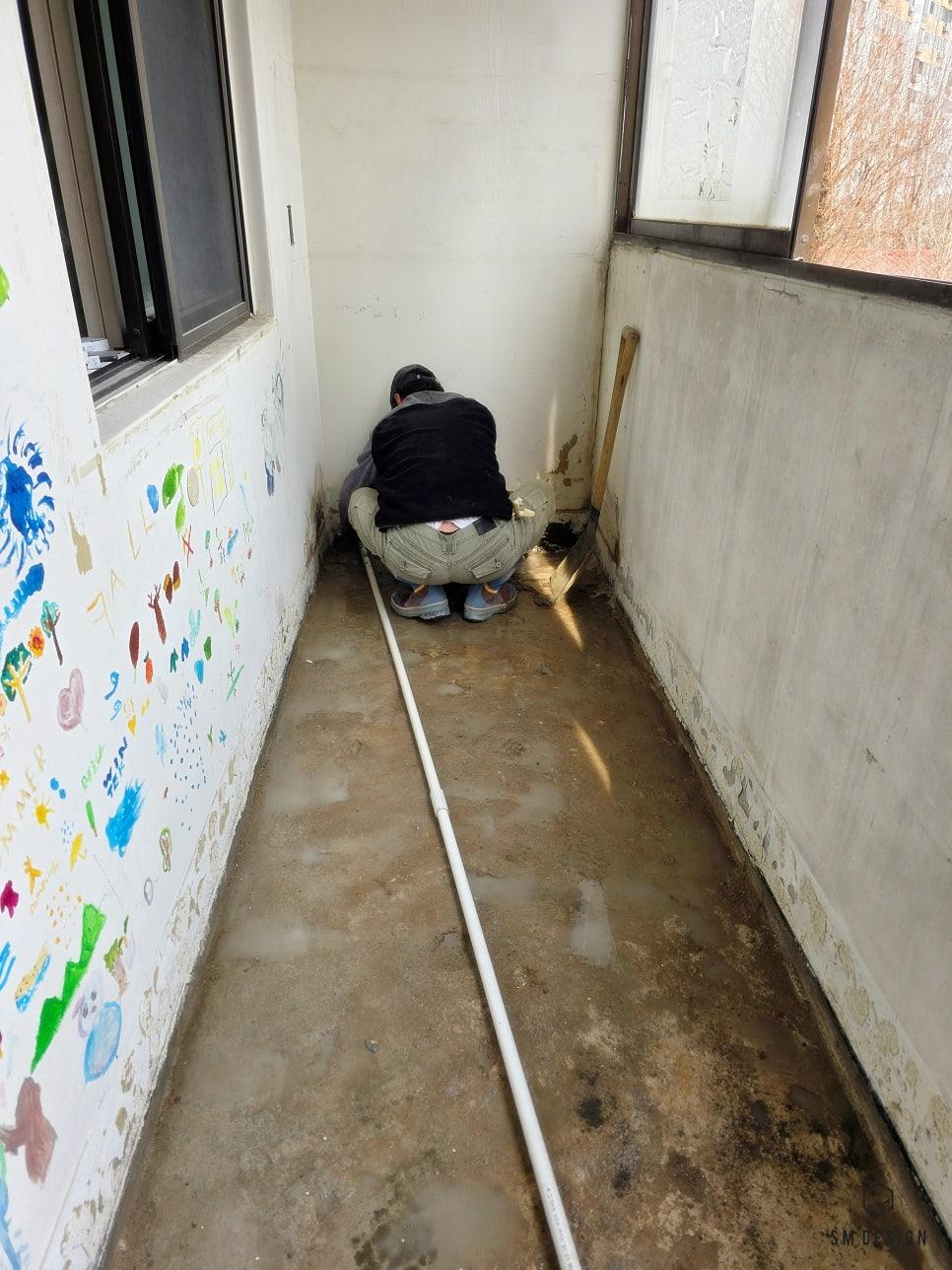 작업 도구가 놓인 복도 끝자락