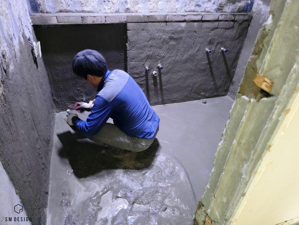 꼼꼼한 점검이 필요한 콘크리트 벽면 배관 상태