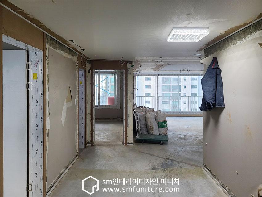 벽면 마감 작업 중인 복도 공간