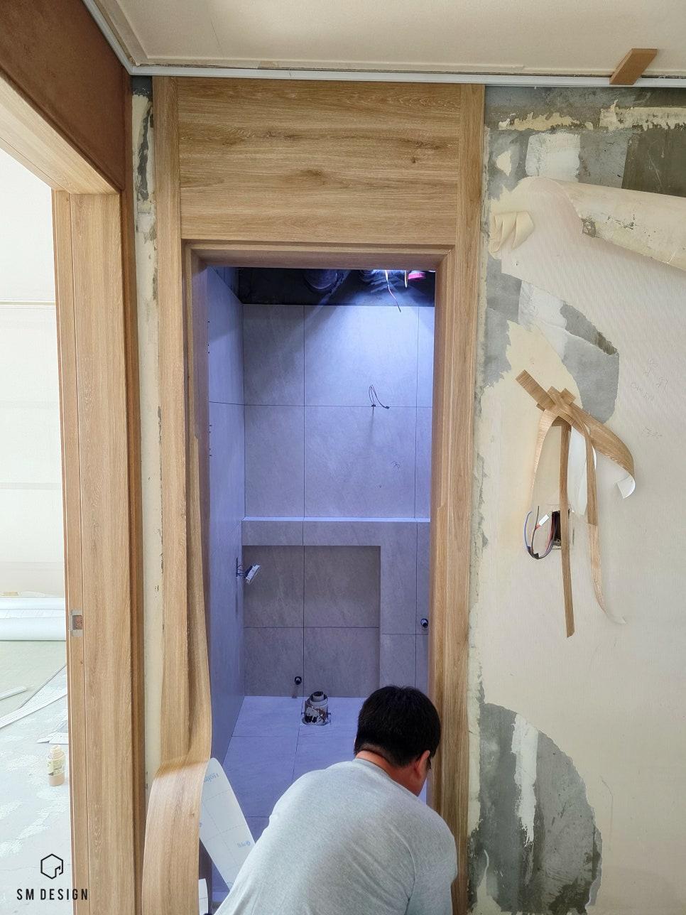 문틀과 타일이 만나는 깔끔한 마감 라인