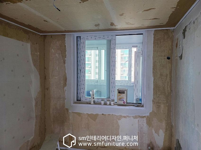 마감 전 상태의 벽면과 창호 공간