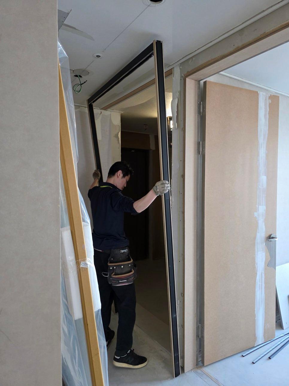 프레임과 방문 컬러를 맞춘 디테일한 시공 과정