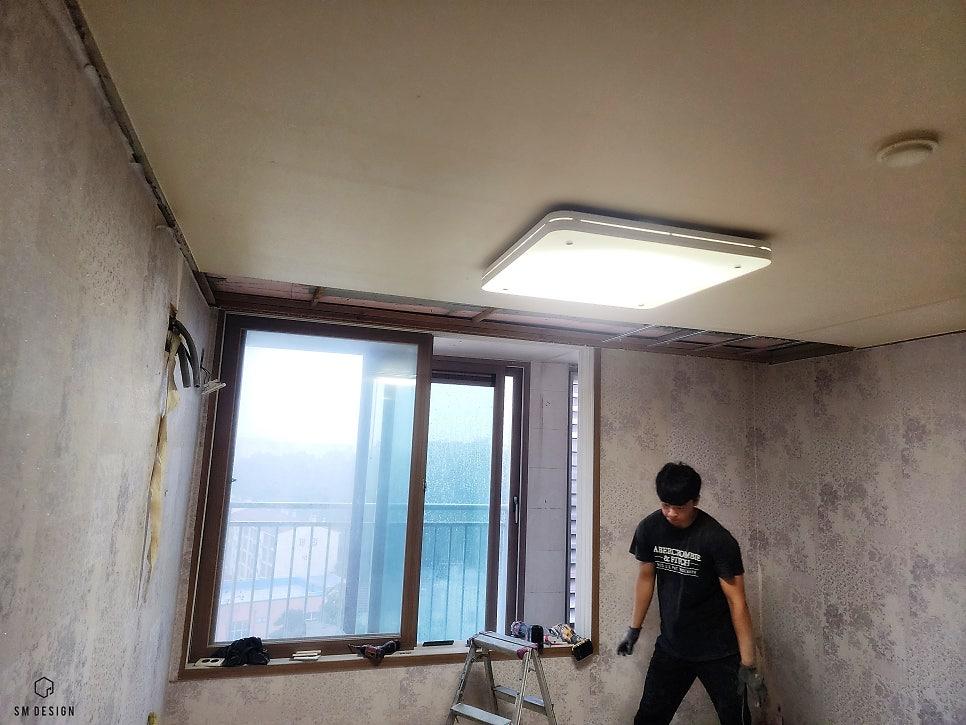 천장 조명과 벽면 마감이 진행 중인 실내