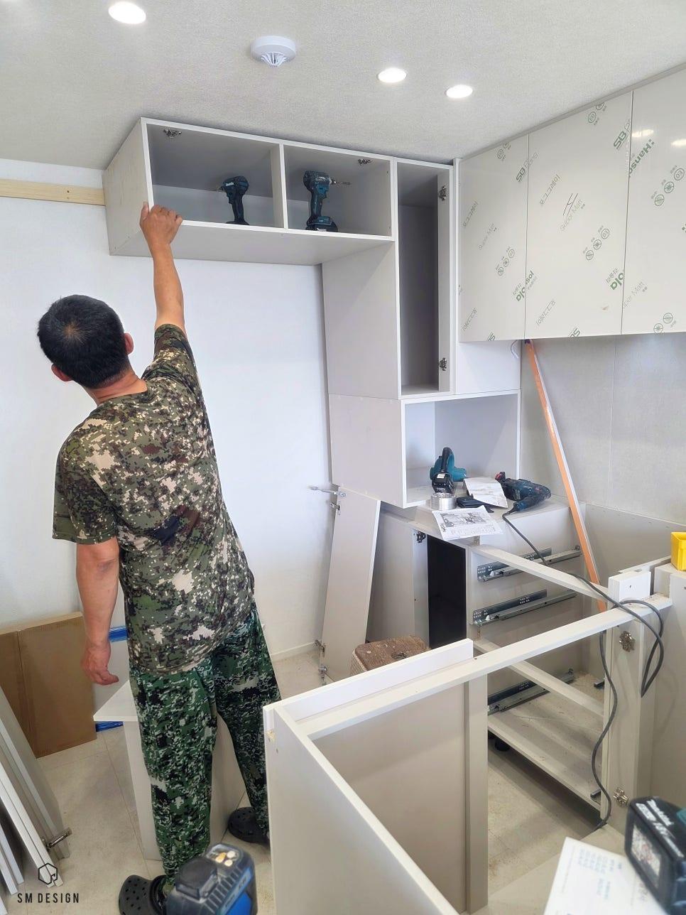 기존 구조를 걷어내고 깨끗하게 비워낸 공간