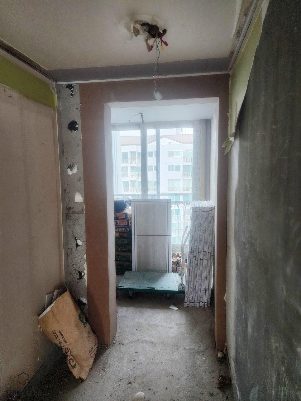전선과 도배 작업이 진행 중인 복도 공간