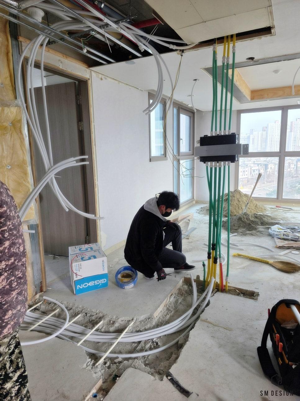 배관과 전선이 연결되는 기초 작업 단계
