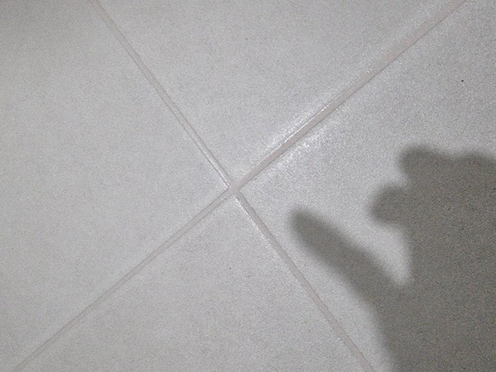 정밀하게 줄눈재를 채워 넣는 과정