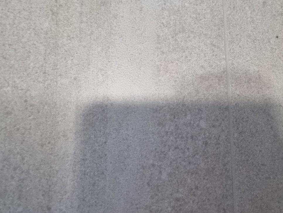 회색 벽면의 세밀한 마감 작업 과정
