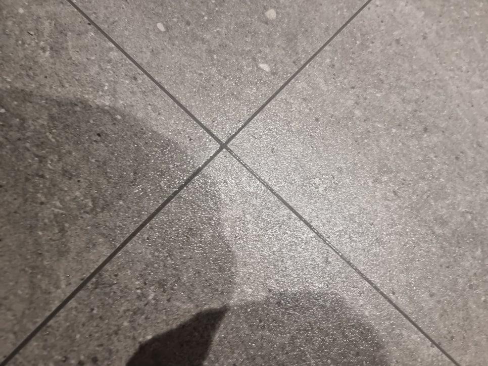 그림자가 드리워진 회색 타일 바닥의 디테일