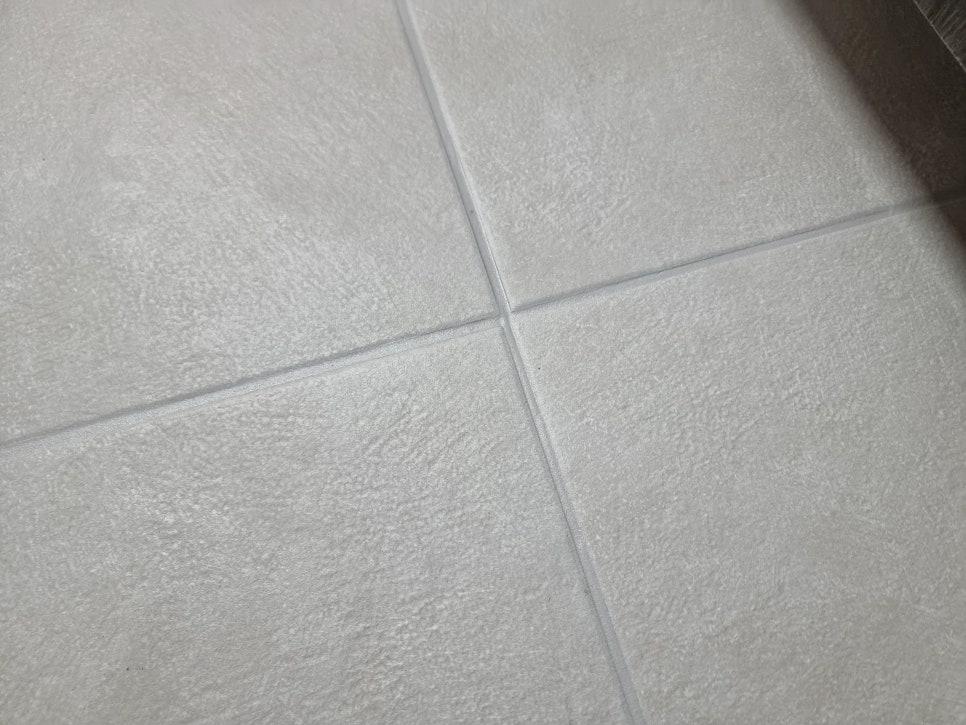 차분하게 완성된 회색 텍스처 타일 바닥